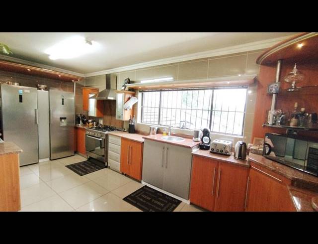 5 BEDROOM HOUSE FOR SALE IN MONTROSE